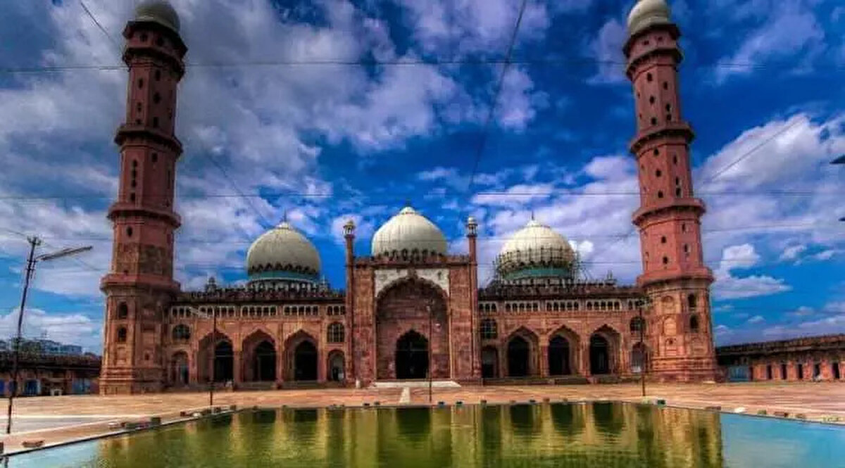 8)  TAJ-UL MESCİDİ  |  175 BİN <br><br> <br><br>Hindistan