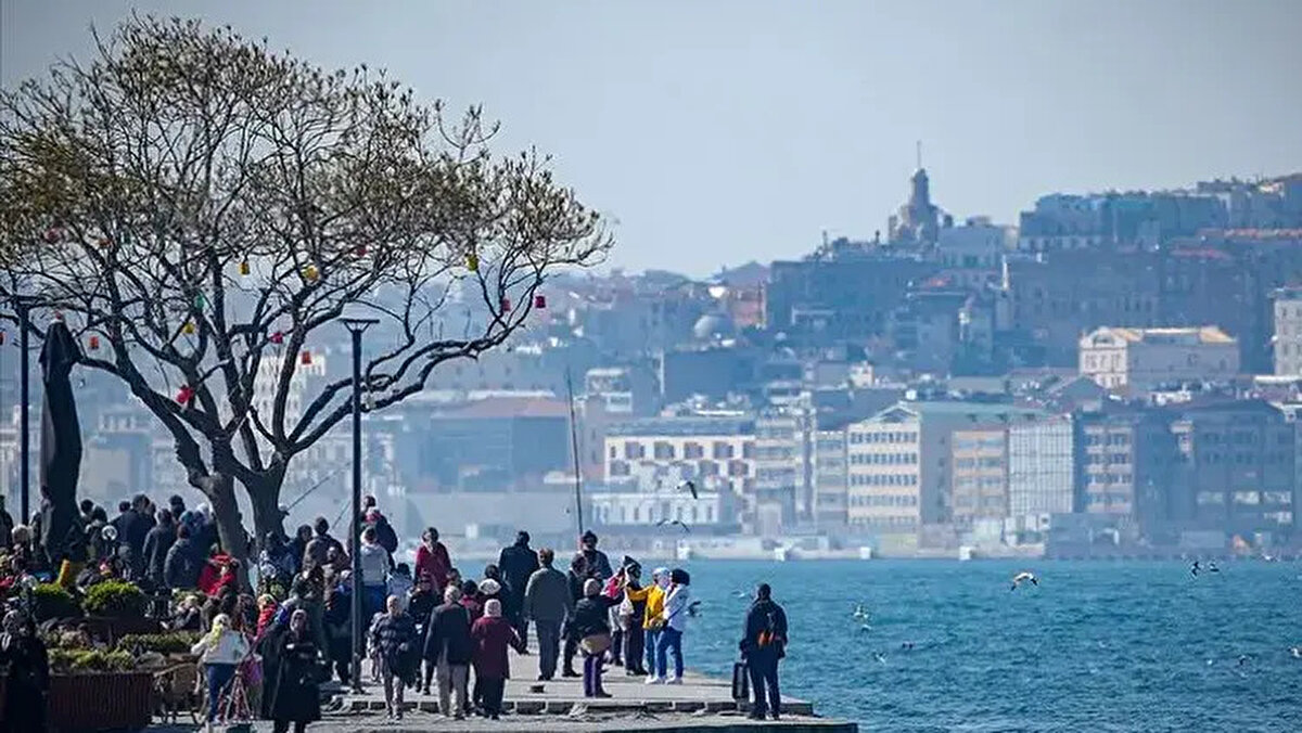 Bayramda İstanbul'da sıcaklıklar nasıl olacak?<br><br>Kurban Bayramı tatilinde İstanbul’da havalar büyük ölçüde güneşli geçecek. Bayram boyunca aşırı sıcaklar ya da yağış beklenmezken, ılıman bir hava tatil planları yapan İstanbulluları bekliyor.<br><br><br><br>Tahminlere göre; 6 Haziran Cuma günü hava 25 derece ve güneşli olacak. 7 Haziran Cumartesi günü ise sıcaklık değişmese de çok bulutlu bir gökyüzü hakim olacak.<br><br><br><br>Bayramın 8 Haziran Pazar günü, gökyüzü tekrar açılıyor. Termometreler 24 dereceyi gösterecek ve güneşli bir hava İstanbullulara bayramın tadını çıkarma fırsatı sunacak. 9 Haziran Pazartesi günü ise hava çoğunlukla güneşli, sıcaklık ise yine 24 derece civarında seyredecek.