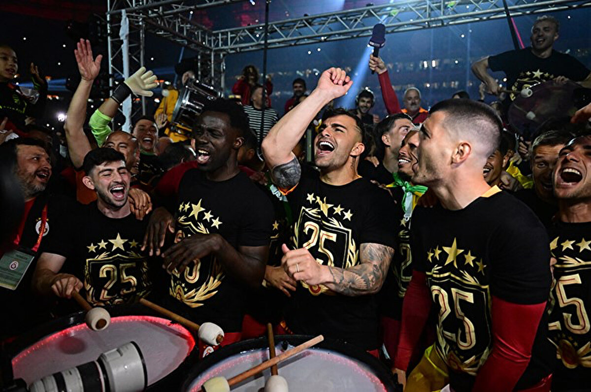 Böylece Galatasaray'ın 5 yıldızlı yeni logosu da görücüye çıktı. Ancak 5. yıldızın yerinin yeni sezon formalarında daha farklı konumlanabileceği de belirtiliyor.<br>