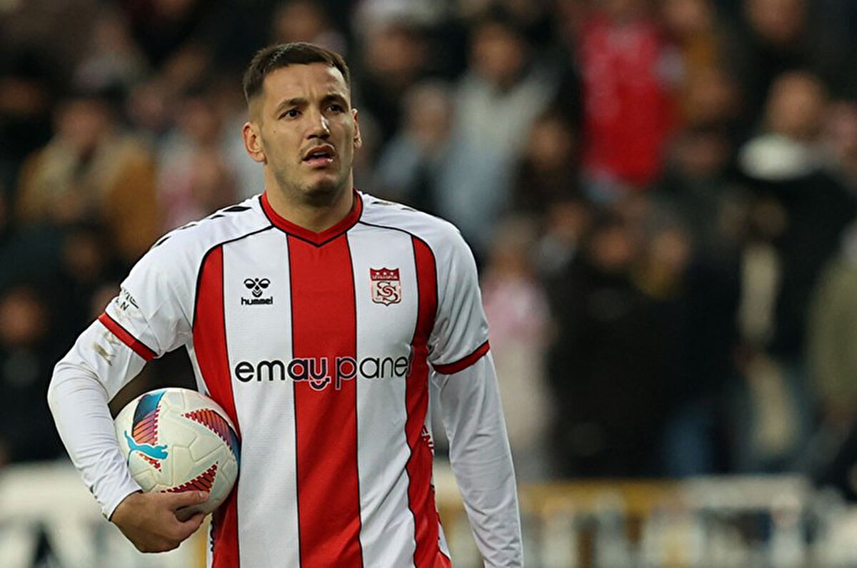 Samsunspor'a mağlup olarak küme düşen Sivasspor'da kadroya alınmayan Rey Manaj, karşılaşmanın ardından çarpıcı bir paylaşım yaptı. Arnavut futbolcu, Rıza Çalımbay'ın geçen hafta kendisiyle ilgili olarak yaptığı, "Rey Manaj'ın da biraz gayret etmesi gerekiyor, Sivas ona tapıyor ve 'iyi oyuncu' diyor. O zaman oynayacak. Bir tane pozisyonu yok, pozisyonu olmayan adamı niye tutayım oyunda. Kötü günündeydi ve oyundan çıkardık." sözlerine cevap verdi. Manaj'ın açıklamaları şöyle:<br>