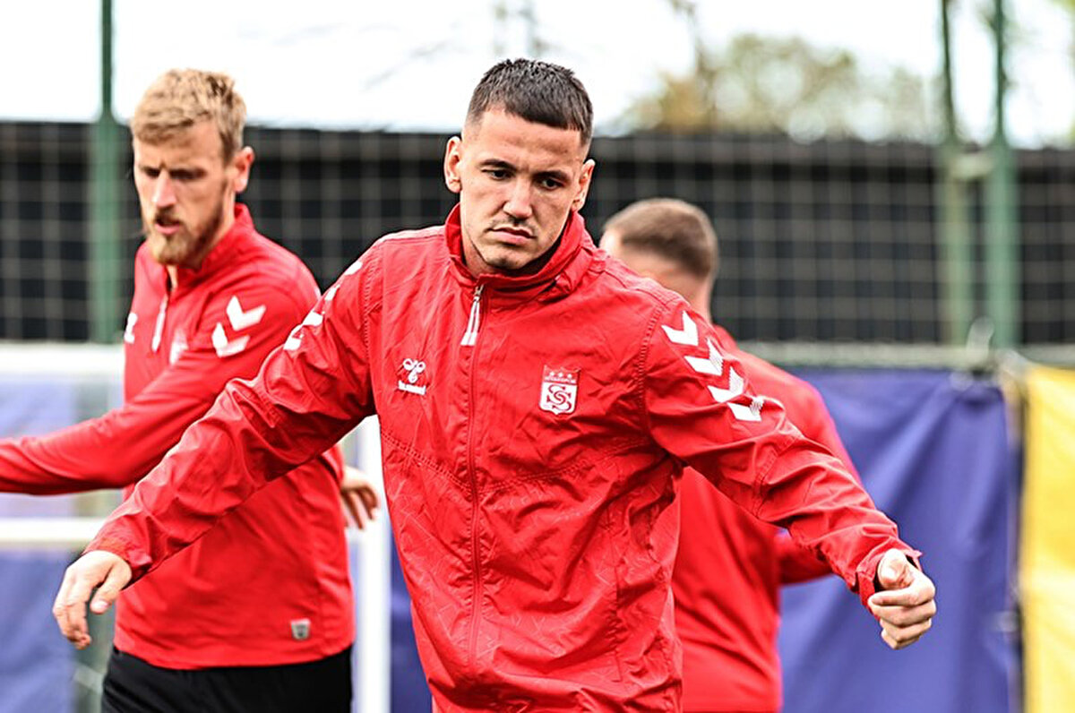 "Değerli Sivassporlular, Son günlerde yapılan basın açıklamalardan sonra polemik yaratmamak adına maçı beklemeye karar verdim. Bodrumspor maçından sonra hocanın yaptığı basın açıklaması beni gerçekten çok şaşırttığını söylemek isterim, çünkü hiçbir hocanın sorumluluk almayıp, suçu oyuncusunda aramaya çalışması daha önce başıma hiç gelmemişti.<br>