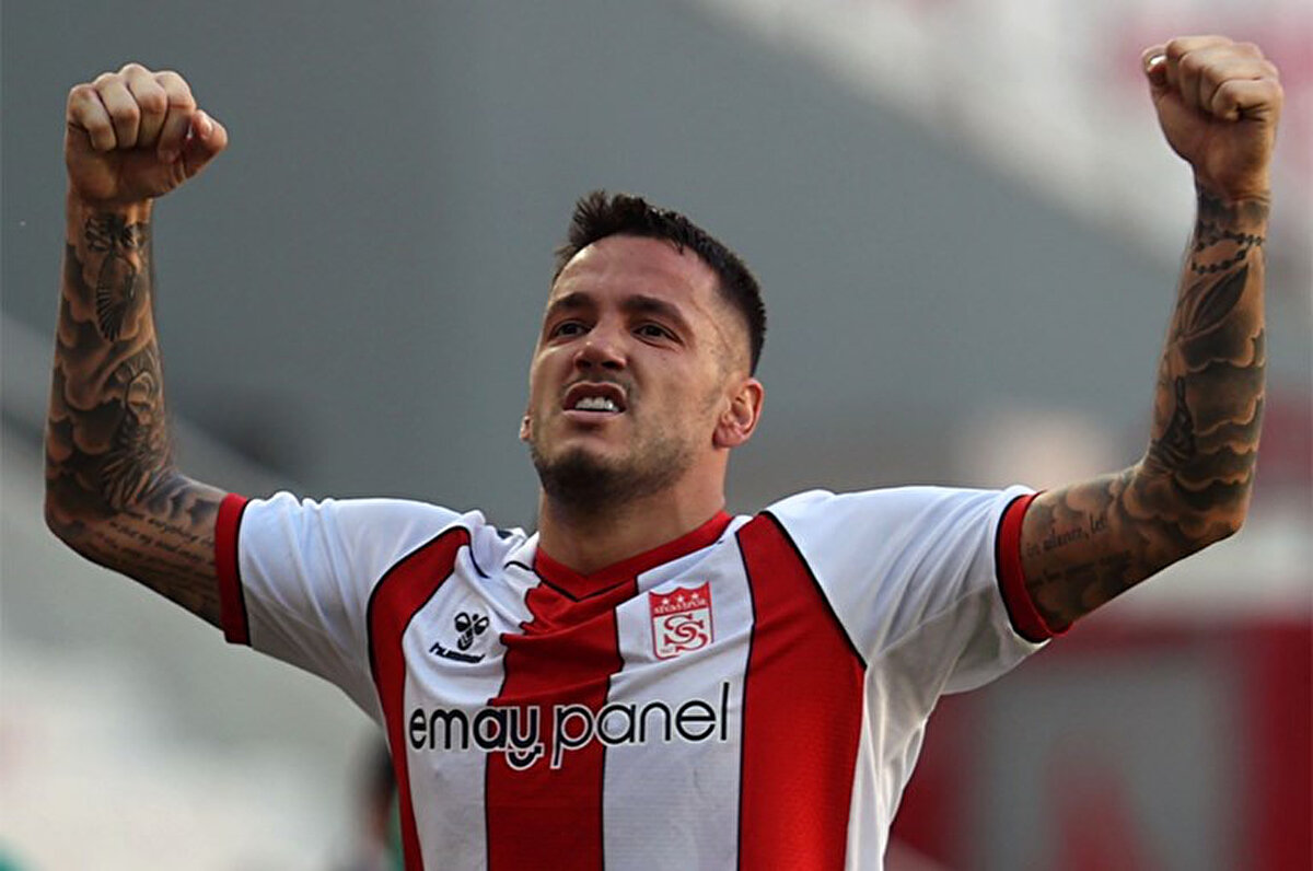 İki gün aralıksız antrenman yaptıktan sonra hocaya ve sportif direktöre yüzde 100 hazır olmadığımı ama oynayabileceğimi, ayrıca gelip yedek kulübesinde bile olsa sonradan da oyuna girmeye hazır olduğumu söyledim, asla bana verilen görevden kaçmam ve beni maç kadrosuna almadıklarını mesajla öğrendim ve kulüpten otobüs ayrılana kadar da bir değişiklik yapılır umudu ile bekledim.<br>