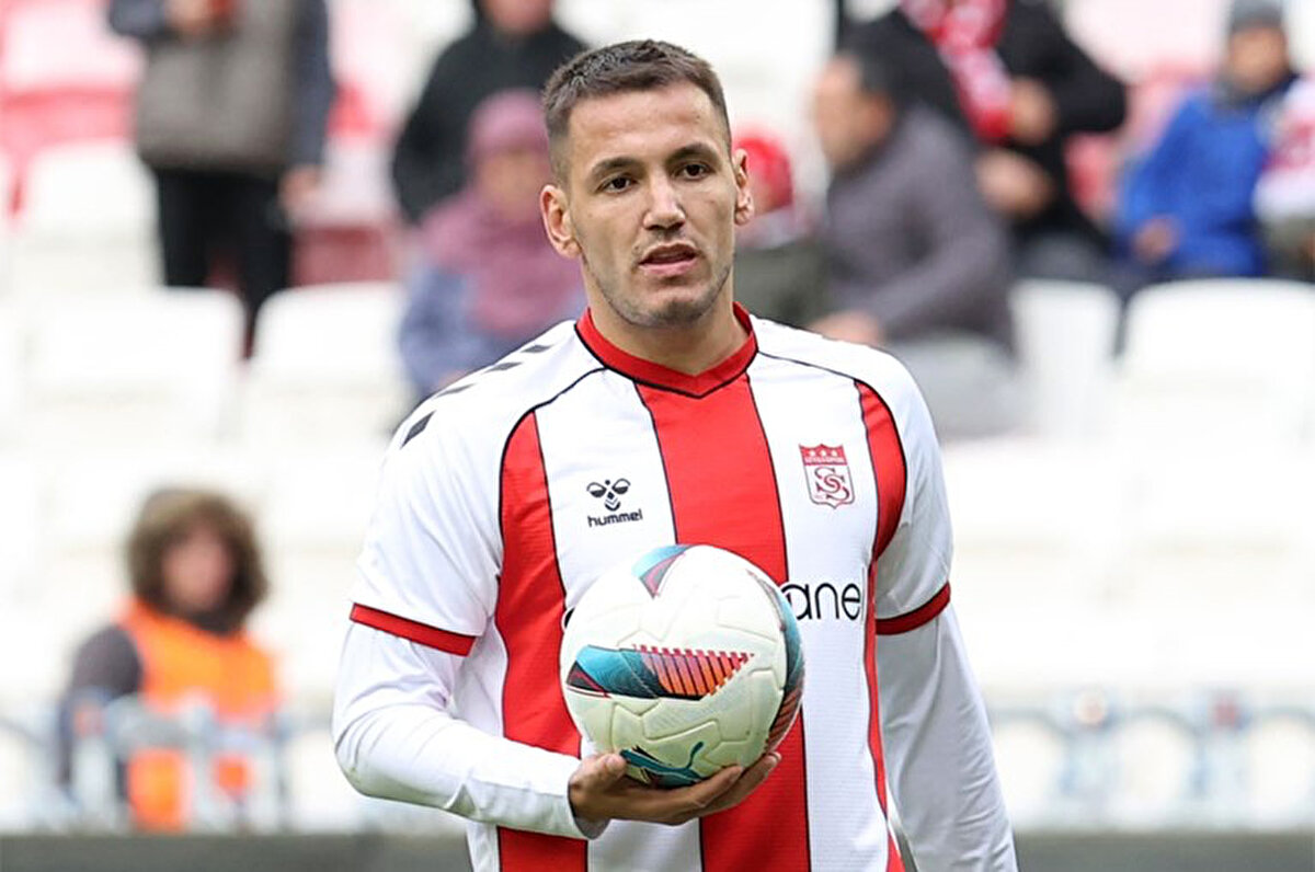 Bu hafta 3 gün antrenmanlara katılamadım tedavimden dolayı ve 4. gün antrenman yapabileceğimi söyledim ama hocam bir bahane bulup kulüp doktoruna eğer hala ağrım varsa antrenman yapmamamı söyledi, belli ki beni antrenmandan çıkarmak için bir bahanesi vardı ki bu önceden planlanmış bir şeydi sanırım.<br>