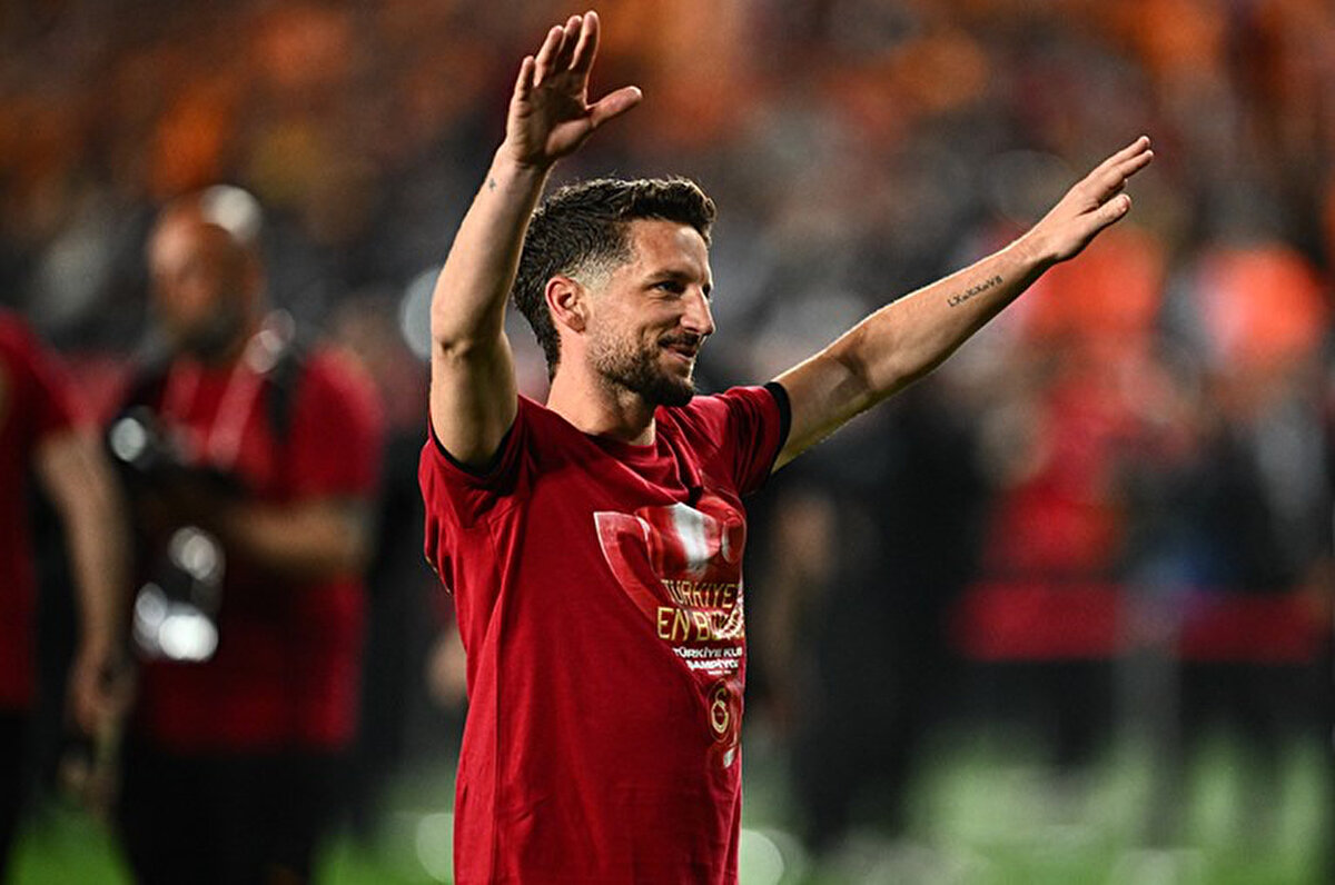 RAMS Park'ta taraftarların oluşturduğu atmosferi "İnanılmazdı" diyerek tanımlayan 38 yaşındaki futbolcu, "Futbola devam edecek misin?" şeklindeki soruya, "Bilmiyorum." yanıtını verdi.<br>