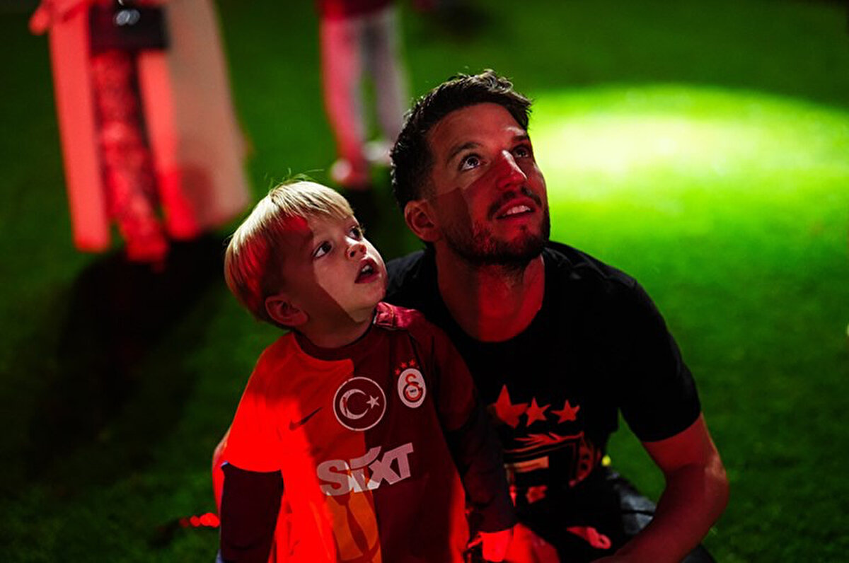 Öte yandan Dries Mertens, maç sonu Rams Park'ta yapılan kutlamalara çocuğu Ciro ile katıldı.<br>