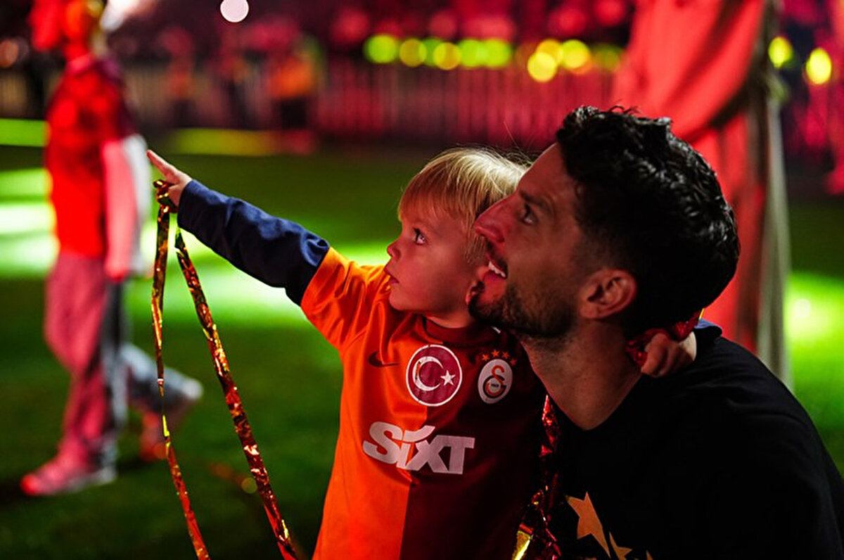Galatasaray ile haziran ayında sözleşmesi sona erecek olan Mertens, bu sezon 50 maçta forma giydi ve 5 gol atarken 21 kez de asist yaptı.<br>