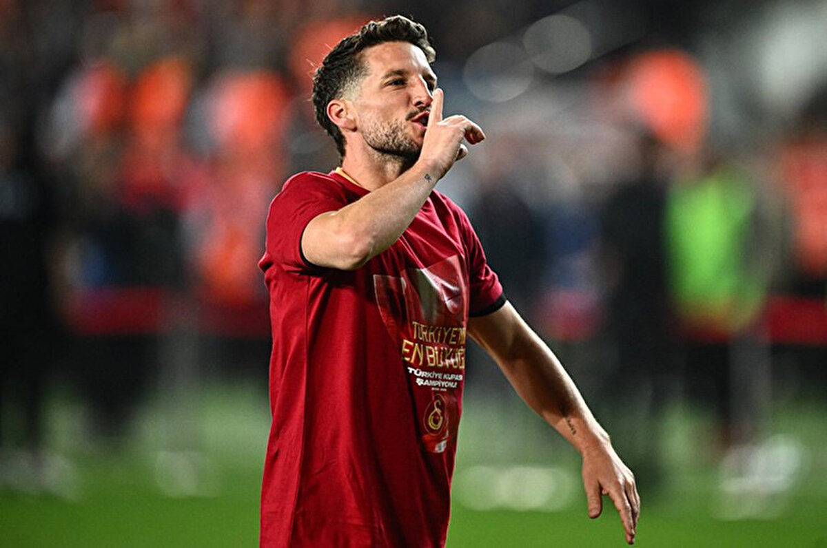 Sarı kırmızılı takımın Belçikalı futbolcusu Mertens, futbola devam edip etmeme konusunda karar vermediğini söyledi.<br>