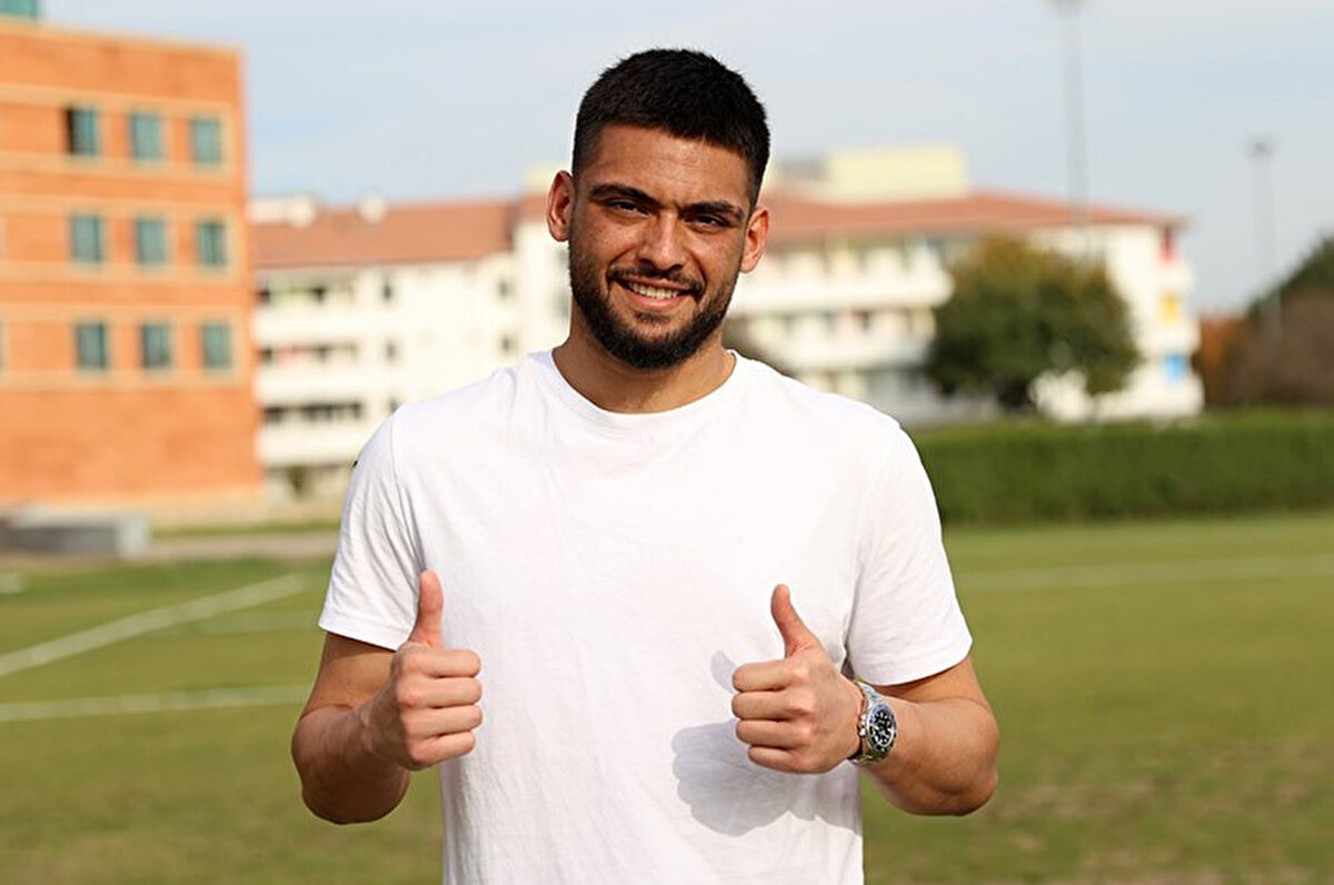 Kayserispor kalecisi Bilal Bayazıt, Galatasaray'ın şampiyonluk maçında Muslera'nın kendisine penaltıdan gol atmasıyla ilgili olarak Beyaz TV'ye konuştu. Bayazıt'ın açıklamaları şöyle:<br>