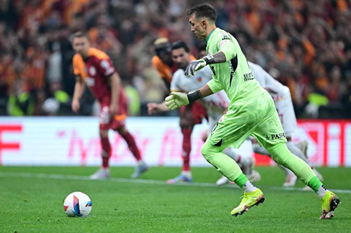 Ona zaten 'Atarsan kırılmam sana karşı' dedim. Çünkü örnek aldığım bir kaleci, saygı duyduğum bir kaleci. Çok şey öğrendiğim bir kaleci hatta... Galatasaray hak ettiği şampiyonluğu kutluyor. Onları tebrik ediyorum."<br>