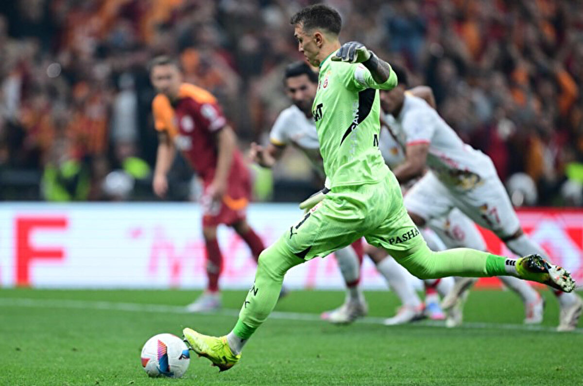 Sonuçta Muslera, kalıp kalmayacağı belli değil. Belki onun son maçıydı. Ona da onu söyledim maçta. Güzel bir diyaloğumuz var Muslera'yla.<br>