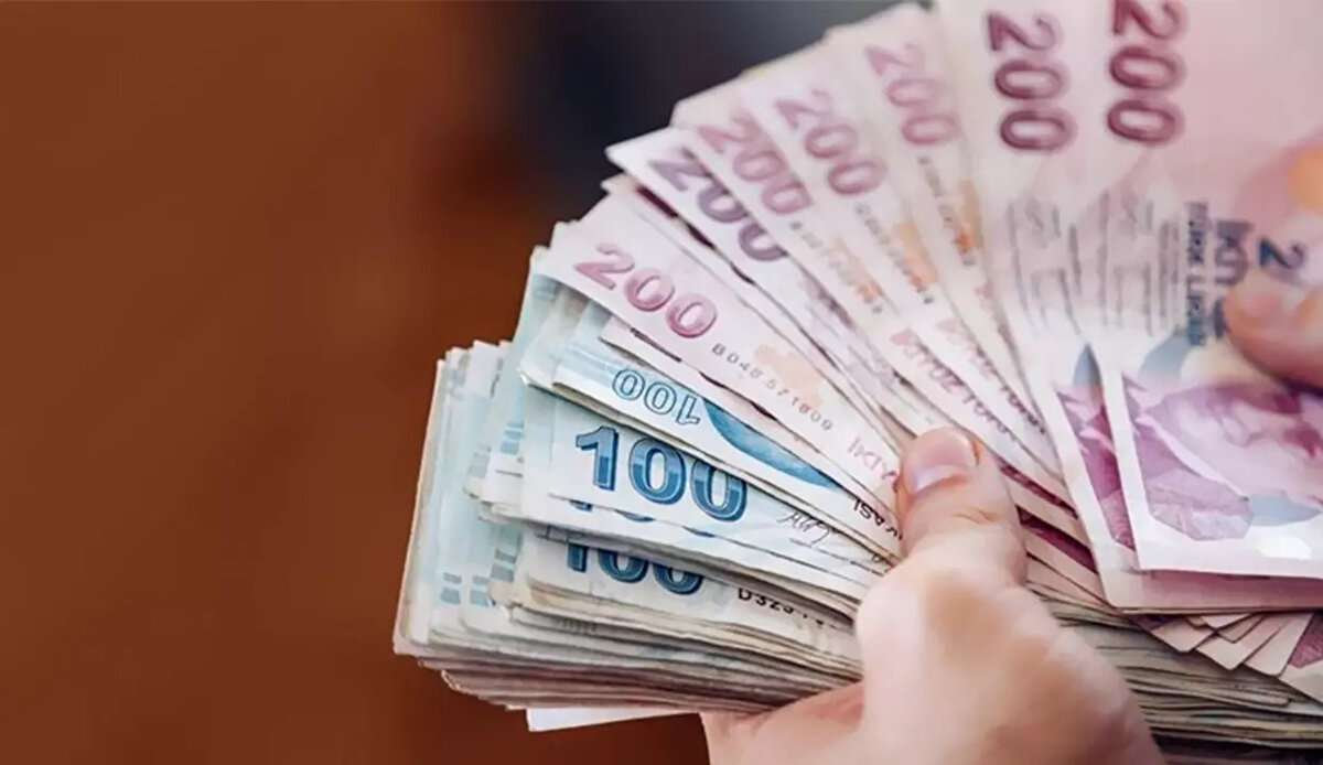 Doğum borçlanması avantaj sağlıyor<br><br>Kadın sigortalılar, doğum yaptıktan sonra prim ödenmeyen sürelerini borçlanarak emekliliğe giden yolda önemli bir adım atabiliyor. Kanuna göre, üç çocuğa kadar her biri için 2 yıla kadar borçlanma yapılabiliyor. Bu da toplamda 6 yıl yani 2.160 güne kadar prim kazanma hakkı tanıyor. Borçlanma hakkından faydalanabilmek için çocuğun sigortalılıktan sonra doğmuş olması gerekiyor. Ancak staj sonrası doğum yapan kadınlar da bu haktan yararlanabiliyor. Hatta staj süresi sigorta başlangıcı olarak kabul edilerek emeklilik tarihi öne çekilebiliyor.