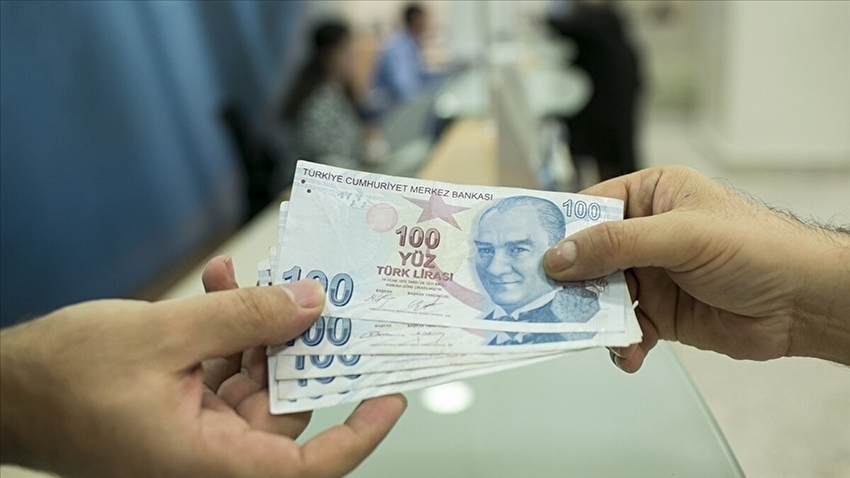 Erkeklerde askerlik borçlanması<br><br>Erkek sigortalılar için de askerlik süresi borçlanması, emeklilik yaşını geri çekmede önemli bir avantaj sunuyor. Özellikle sigorta girişi öncesi yapılan askerlikler, borçlanma ile sigorta başlangıcını geriye çekerek daha erken emeklilik yolunu açıyor. En fazla 540 güne kadar borçlanma yapılabiliyor.