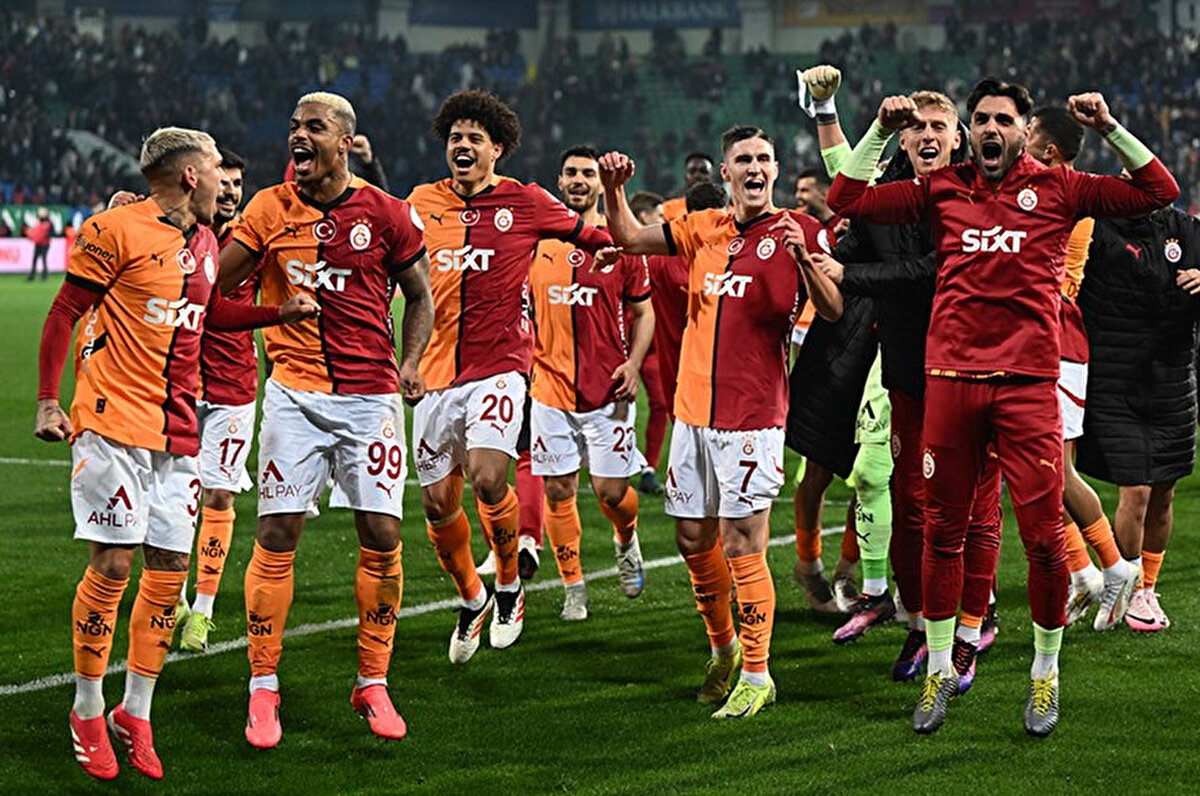 Ligin 24. haftasında Çaykur Rizespor'u 2-1'le geçen Galatasaray, Süper Lig tarihinde ilk 23 maçın 20'sini kazanan ilk takım oldu.<br>
