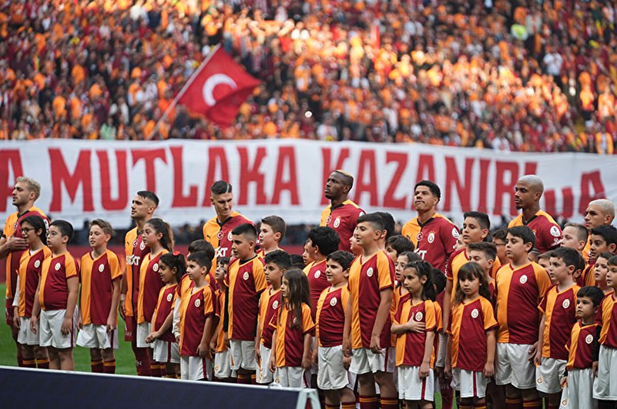 Ligin 19. haftasında Başakşehir'i 2-1 yenen Galatasaray, deplasmanda üst üste 17. maçını kazandı ve Süper Lig tarihinde dış sahadaki en uzun galibiyet serisini elde etti. Önceki rekor 12 galibiyetle Fenerbahçe'ye aitti.<br>