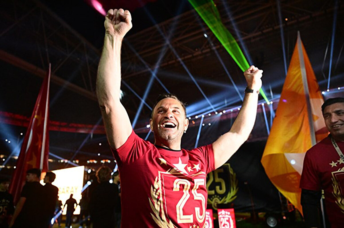 <br><br>Galatasaray, Süper Lig'de 2024-2025 sezonuna 5'te 5 yaparak başladı. Okan Buruk, Fatih Terim'in ardından lige ilk 5 maçta 15 puanla giren ilk teknik direktör oldu.<br>