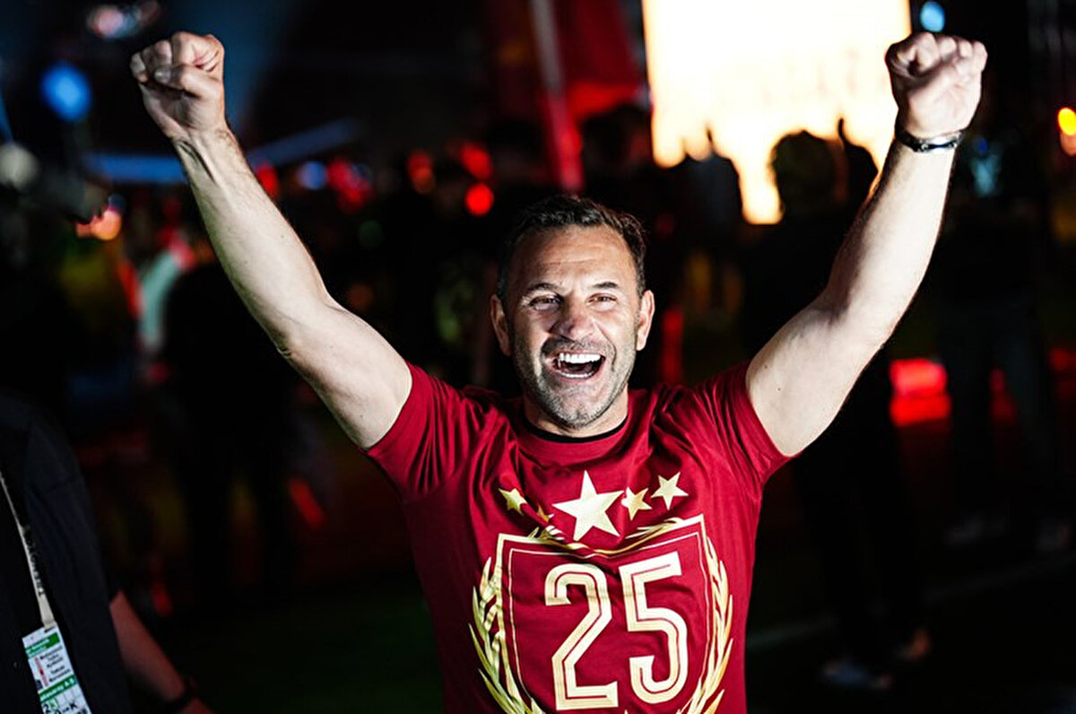 Sezonun 17. haftasında Kayserispor'u yenen Galatasaray Teknik Direktörü Okan Buruk, Christoph Daum'a ait olan 75. galibiyete en hızlı ulaşan teknik direktör rekorunu kırdı. Okan Buruk 75 galibiyete sadece 90 lig maçında ulaştı. Daum bunu 103. maçta başarmıştı.<br>