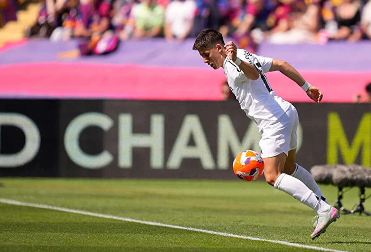 Ceballos'u takip eden Arda Güler ise yanlış yerden çıkarak Real Madrid kafilesini az kalsın kaçıracaktı. Milli futbolcunun Real Madrid takım otobüsünün bulunduğu bölgeden farklı bir yere gitmek üzere olduğu videoya yansıdı.<br>