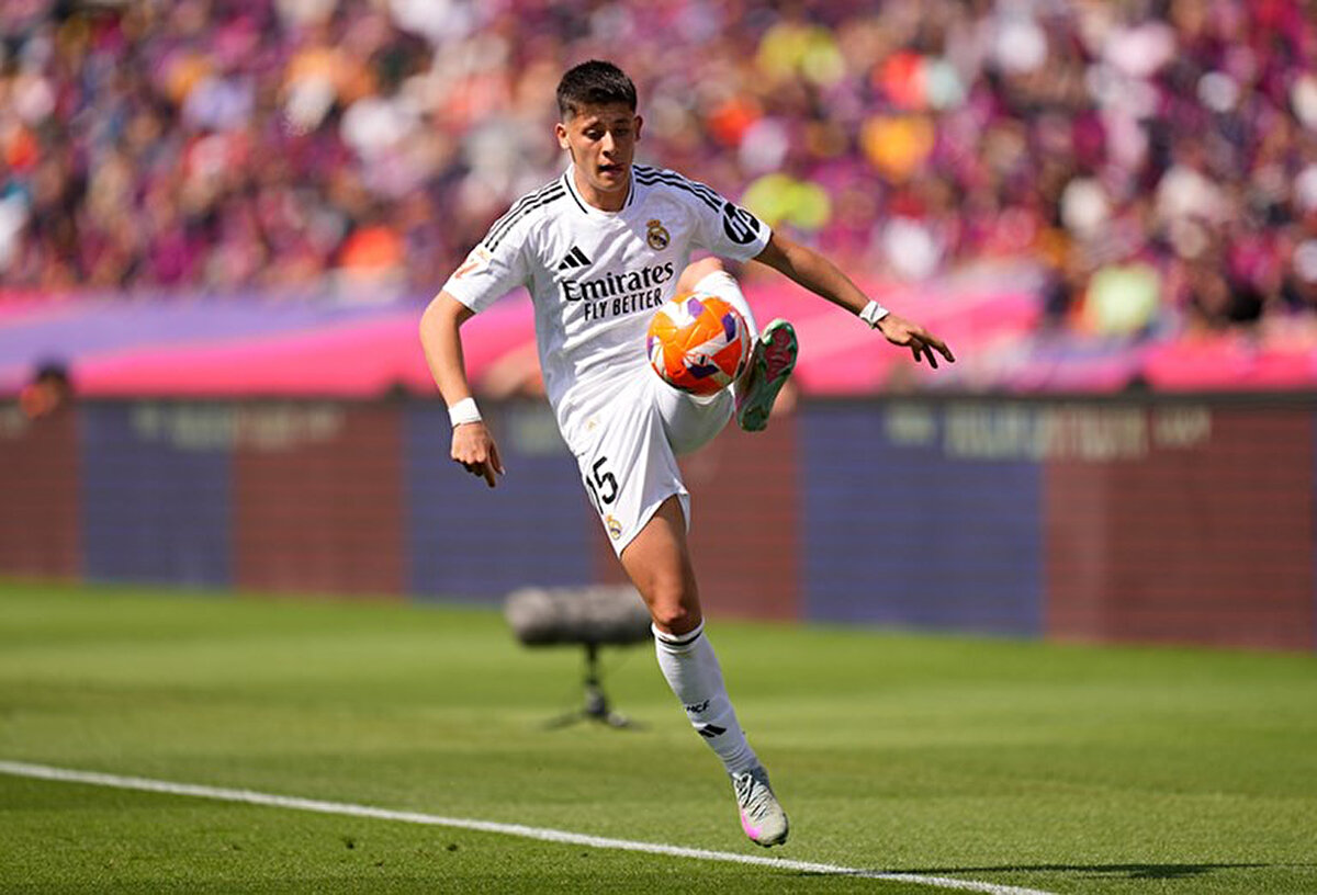 La Liga'nın 37. haftasında Real Madrid, deplasmanda Sevilla'yı 2 golle mağlup etti. Carlo Ancelotti, Arda Güler'e bu karşılaşmada ilk 11'de şans verirken milli futbolcu 77 dakika sahada kaldı.<br>