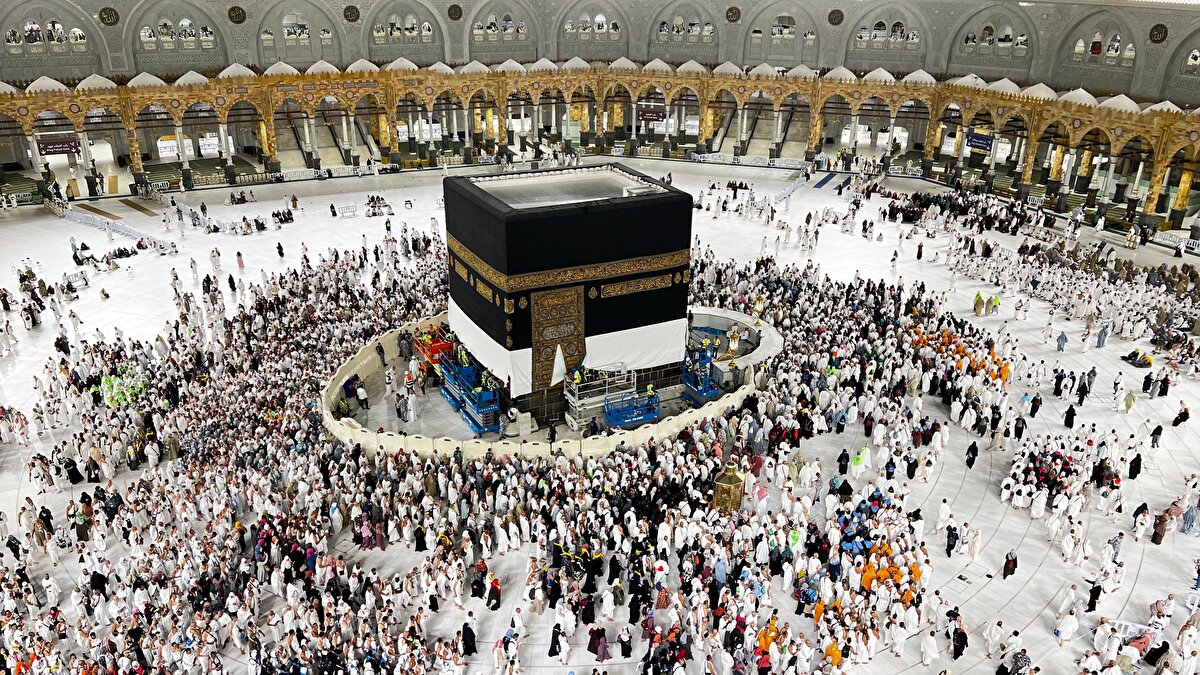 Yükseltilmiş kısım, 13 Mayıs Salı günü yatsı namazından sonra dört tarafı çevreleyen, iki buçuk metre genişliğinde ve 54 metre uzunluğunda beyaz pamuklu bir kumaşla kaplandı.