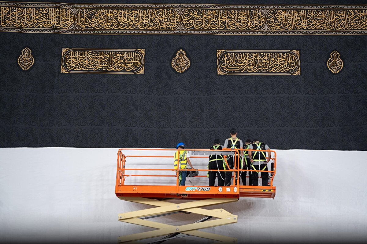 Kâbe'nin bakımından sorumlu olan Kral Abdülaziz Kompleksi'nden 36 uzman Suudi teknisyen ve 10 vinç kullanılarak gerçekleştirilen işlemde,