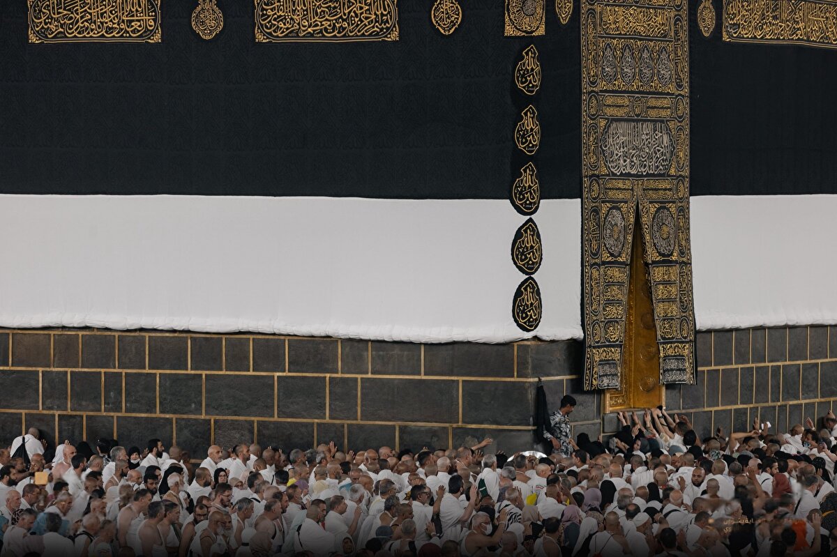 Bu prosedür, hac sırasında Kâbe'yi tavaf eden milyonlarca hacı tarafından kisvenin dokunulmasını veya zarar görmesini önlemek için her yıl alınan bir önlemdir.