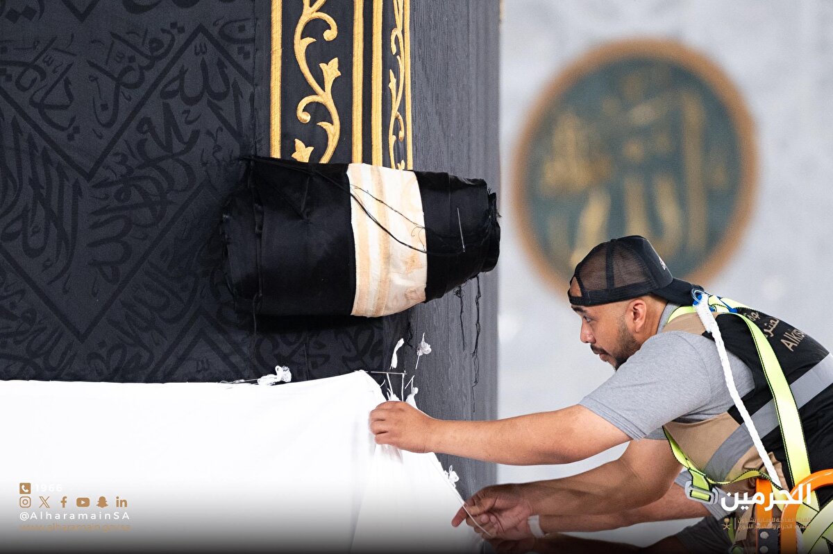 kisvenin alt bölümlerinin vidalarının sökülerek çıkarıldı, alt kısımda bulunan ipler çözülerek çıkarıldı, köşeler ayrılarak siyah ipek kumaş yukarı doğru kaldırılıp 3 metre yüksekliğe sabitlendi ve ardından fenerler, yeni serilen sabitlenmiş beyaz kumaşın üzerine yeniden takıldı.