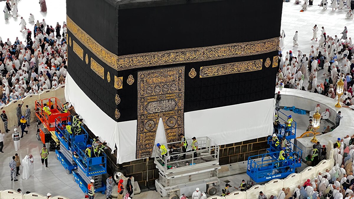 Eski kisve yenisiyle değiştirildikten sonra küçük parçalara kesilir ve seçilmiş kişilere ve kuruluşlara dağıtılır.