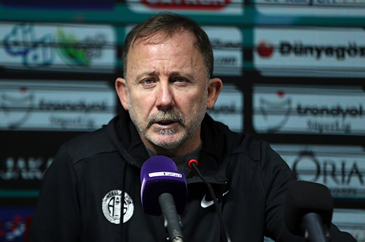 Büyük camiaların kombinelerinin hepsi zaten satılıyor. Loca satmak için de bu futbolcuyu almana gerek yok, iyi bir kadro kurarsan locayı satarsın. Futbol artık çok değişti.<br>