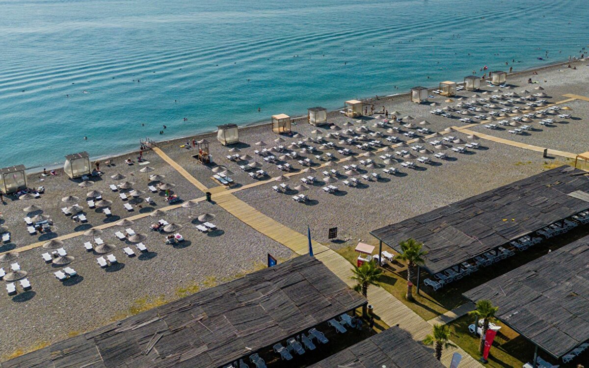 2025 hedefleri: 35 halk plajı<br><br>Halihazırda Antalya, Muğla ve İzmir başta olmak üzere 15 noktada hizmet veren halk plajlarına, 2025 yılı itibarıyla Manavgat-Ilıca, Kemer-Tekirova, Bodrum-Yalıkavak, Çeşme-Ovacık, Adana-Karataş ve Giresun-Merkez gibi yeni destinasyonlar eklenecek. Bu genişlemeyle toplam halk plajı sayısının 35’e ulaşması hedefleniyor.