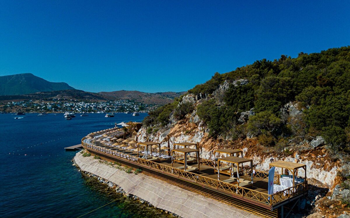 Turizmde dönüşüm hedefiyle yola çıkan Bakan Ersoy’un kararlı adımlarıyla hayata geçirdiği Halk Plajları Projesi kapsamında, Muğla’nın Bodrum ilçesi Yalıkavak Mahallesi’nde yapımına başlanan yeni halk plajı, sosyetenin en gözde tatil beldelerinden birinde herkese açık, ücretsiz bir tatil imkânı sunacak.