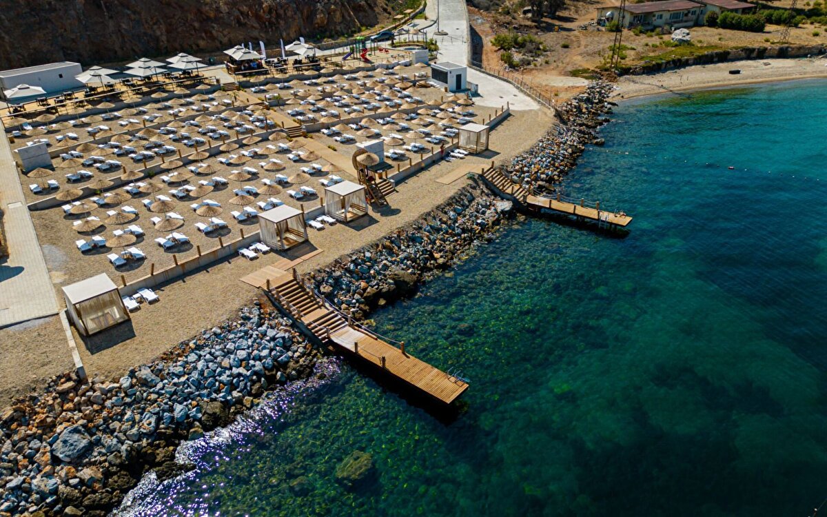 Tesislerde aileler için özel localar, gölgelikler, dinlenme terasları ve çocuklara özel oyun alanları yer alıyor. Ortak kullanım alanları erişilebilirlik ve hijyen kurallarına uygun şekilde düzenlenerek her yaştan ziyaretçi için güvenli ve keyifli bir ortam oluşturuluyor.