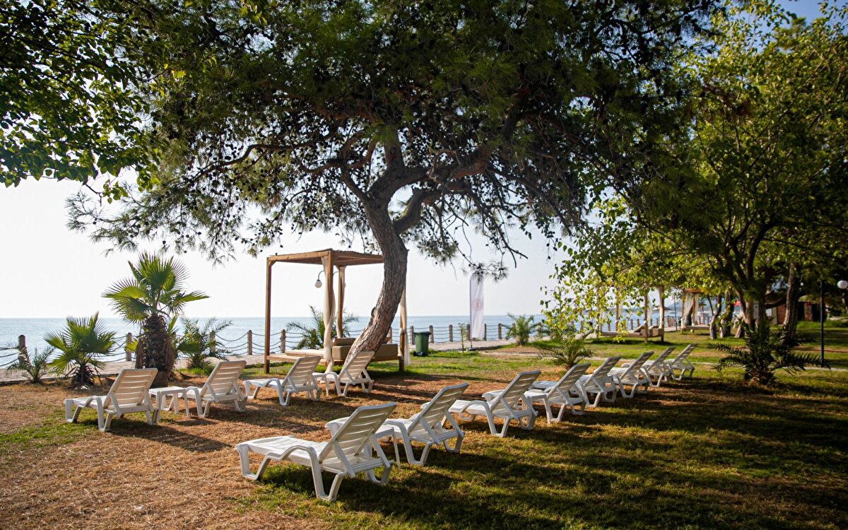 Mavi bayraklı tertemiz sahiller, modern yeme-içme alanları, karavan ve çadır kamp yerleri, çocuk oyun parkları ve daha birçok olanakla donatılan halk plajları, misafirlerine kaliteli ve konforlu bir deniz tatili sunacak. 