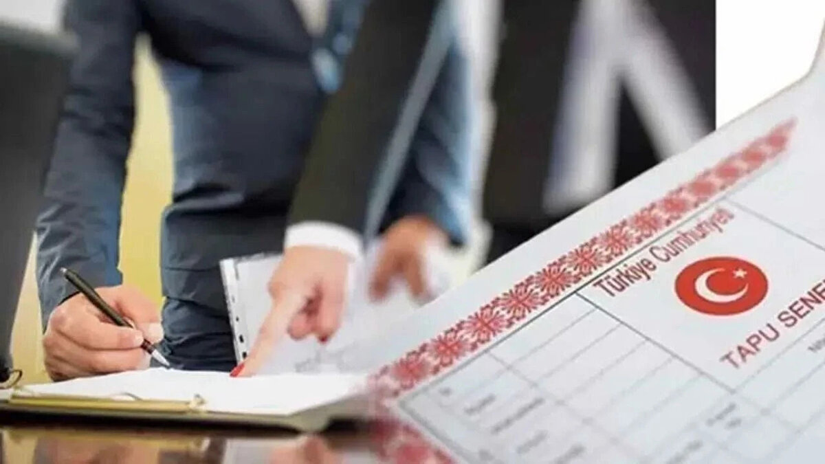 2025 yılı emlak vergisi birinci taksit ödemeleri mesken sahiplerinin çevre temizlik vergisi, su faturalarıyla birlikte tahsil edilecek. İş yerleri ve farklı kullanım alanlarına sahip binalar için çevre temizlik vergisinin, emlak vergisi taksit dönemlerinde doğrudan belediyelere ödenmesi gerekecek.<br><br>