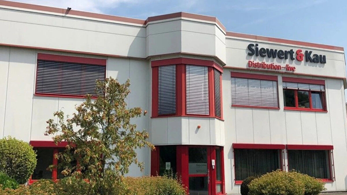 Son yıllarda hızla büyüyen Siewert & Kau, milyonlarca Euro’luk yatırımla merkezini genişletmiş ve yeni bir lojistik salonu inşa etmişti. Şirketin Dell ve Fujitsu gibi büyük teknoloji firmalarıyla yakın işbirliği bulunuyordu. Almanya’daki birkaç şehirde ve Hollanda ile İspanya’daki şubeleriyle uluslararası faaliyet gösteriyordu.<br><br>