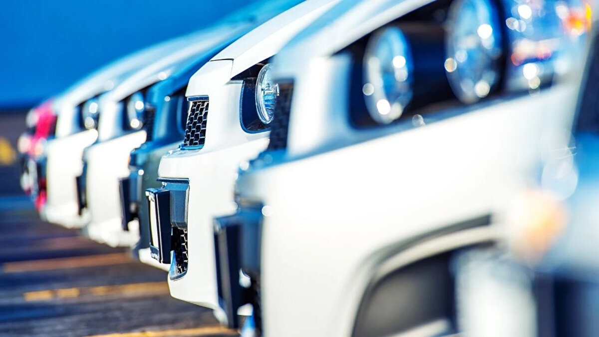 Sıfır araç fiyatları ikinci ele olan talebi uçurdu. Yazın gelişi ve Kurban Bayramı öncesi piyasada hareketlilik yaşanıyor.<br><br>