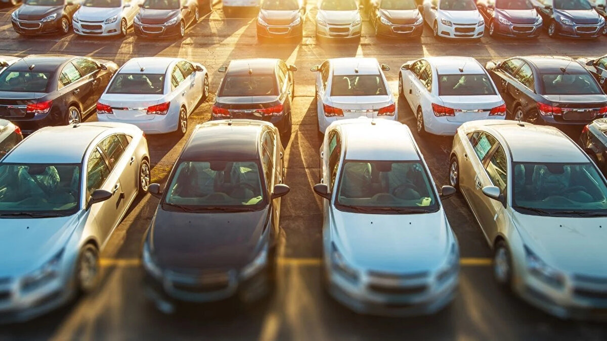 Alım için en uygun zaman<br><br>İkinci el piyasasında ‘fırsat’ uyarısı yapan Motorlu Araç Satıcıları Federasyonu (MASFED) Genel Başkanı Aydın Erkoç, sıfır araç fiyatları, yaklaşan yaz dönemi ve Kurban Bayramı'nın etkisiyle ikinci el otomobil pazarında gözle görülür bir canlanma yaşandığını belirtti.