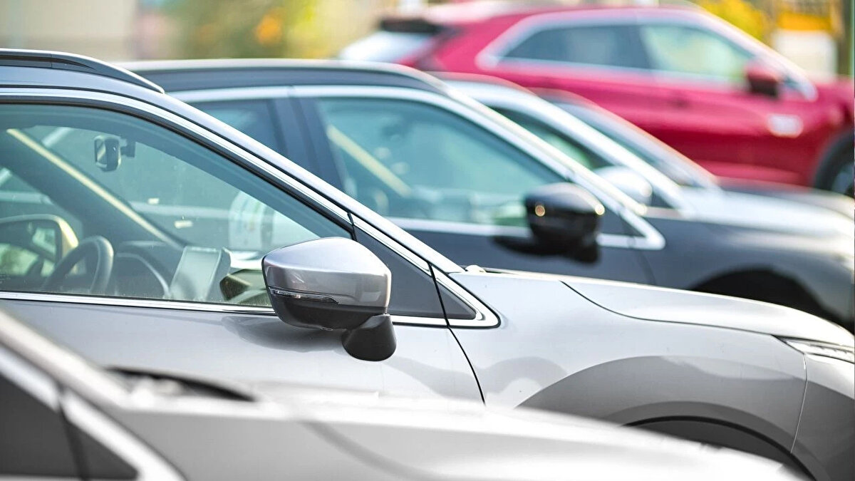 "İkinci ele talebin daha da artmasını bekliyoruz"<br><br>MASFED Başkanı Erkoç, otomobil piyasasındaki gelişmelere ilişkin değerlendirmede bulundu.<br><br>İkinci el otomobil piyasasında beklenen hareketlenmenin başladığını vurgulayan Erkoç, "Yaklaşan yaz dönemi ve Kurban Bayramı'nın etkisiyle talebin daha da artmasını bekliyoruz." diye konuştu.