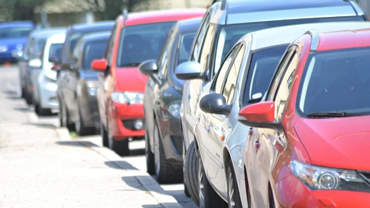 Satışta canlanma verilere yansıdı<br><br>Türkiye İstatistik Kurumu verilerinden derlediği bilgiye göre, geçen yıl ocak-nisan döneminde 2 milyon 200 bin 159 olan ikinci el otomobil satışı bu yılın aynı döneminde yüzde 3,26 artarak 2 milyon 271 bin 873 adede ulaştı.