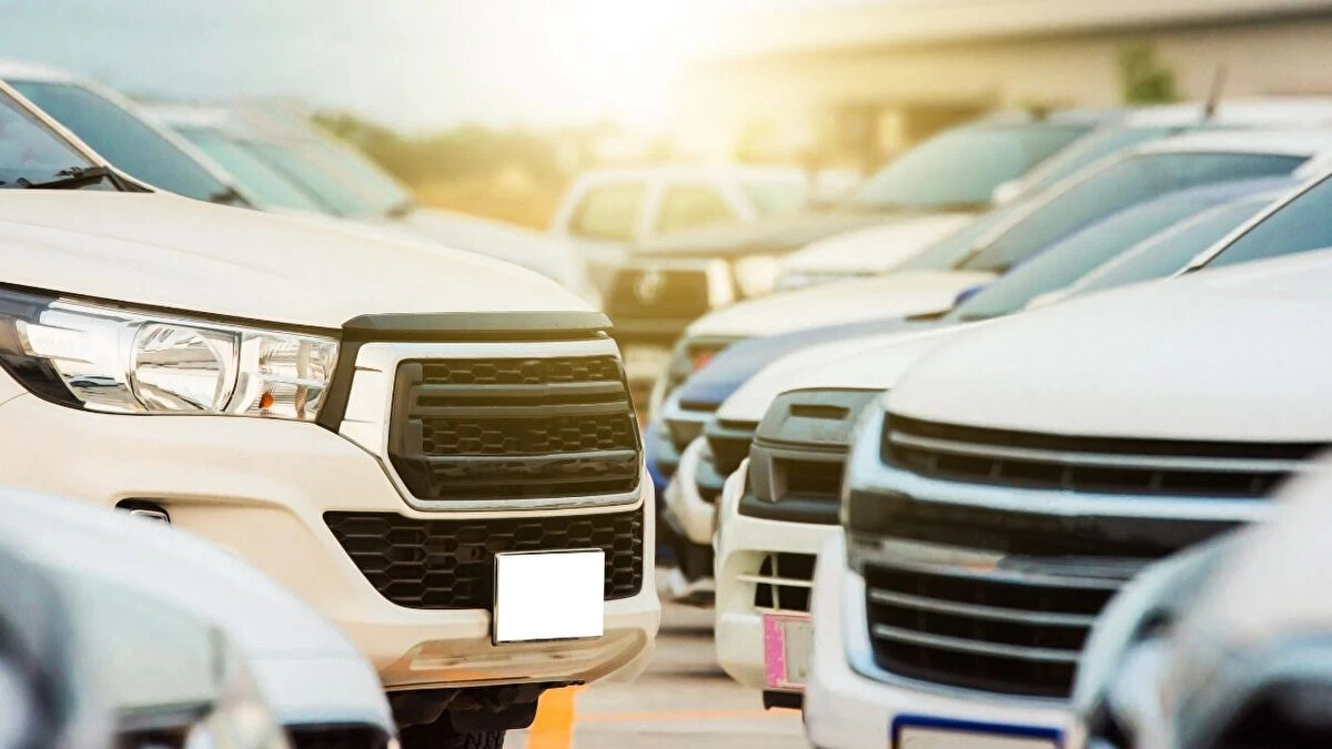 Sıfır otomobilde döviz ve maliyet artışı yaşanıyor<br><br>Erkoç, sıfır araçlarda döviz kurları ve maliyet artışı nedeniyle fiyatlarda yükselme olduğuna dikkati çekerek, şu değerlendirmede bulundu: <br><br>"Sıfır araçlarla ilgili gelişmeler, otomobil almayı düşünen vatandaşlarımızı daha uygun fiyatlı ikinci el pazarına yöneltti. Sektörde gözle görülür bir canlanma var. Sıfır araç fiyatları, ikinci el talebini doğrudan etkiledi. Yıl sonunda toplam ikinci el satış hacminin 7 milyon adedin üzerine çıkmasını öngörüyoruz. Hem fiyat avantajı hem de yaz aylarıyla birlikte artan mobilite ihtiyacı talebi destekleyecek. Otomobil almayı düşünen vatandaşlarımız için şu an fiyatlar açısından uygun bir dönem."