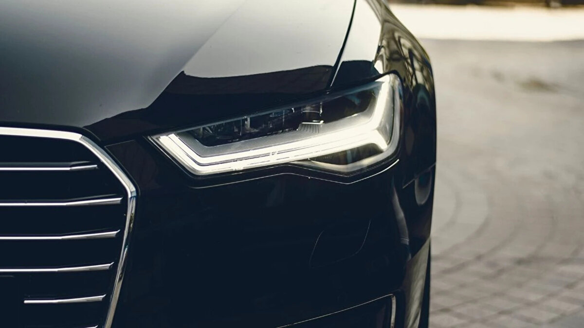 "Elektrikli araçlar yeni bir ivme oluşturuyor" <br><br>Erkoç, giderek yaygınlaşan elektrikli otomobillerin hem yakıt tasarrufu hem de vergi avantajlarıyla tüketici nezdinde cazibe kazandığını vurgulayarak, şunları kaydetti:<br><br>