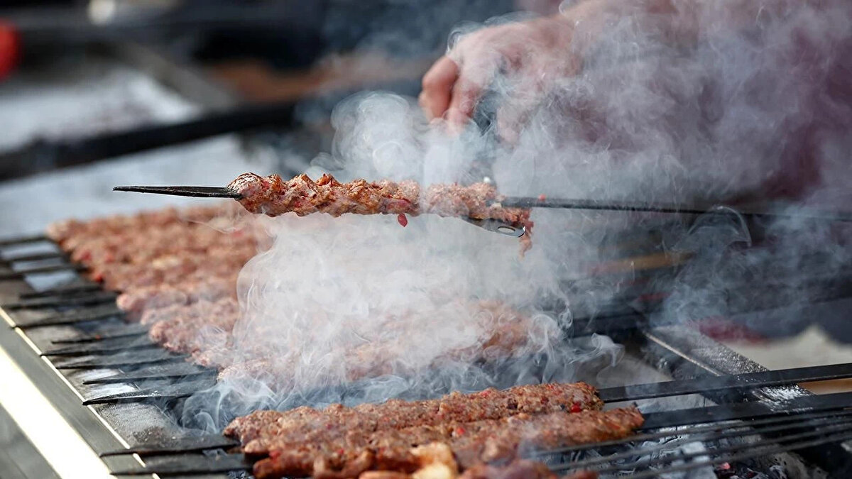 Bakanlık, 2 Ekim 2024’ten bu yana resmi internet sitesi guvenilirgida.tarimorman.gov.tr üzerinden yayımladığı listelerde, özellikle et ürünlerindeki hilelerle dikkat çekiyor.<br><br>