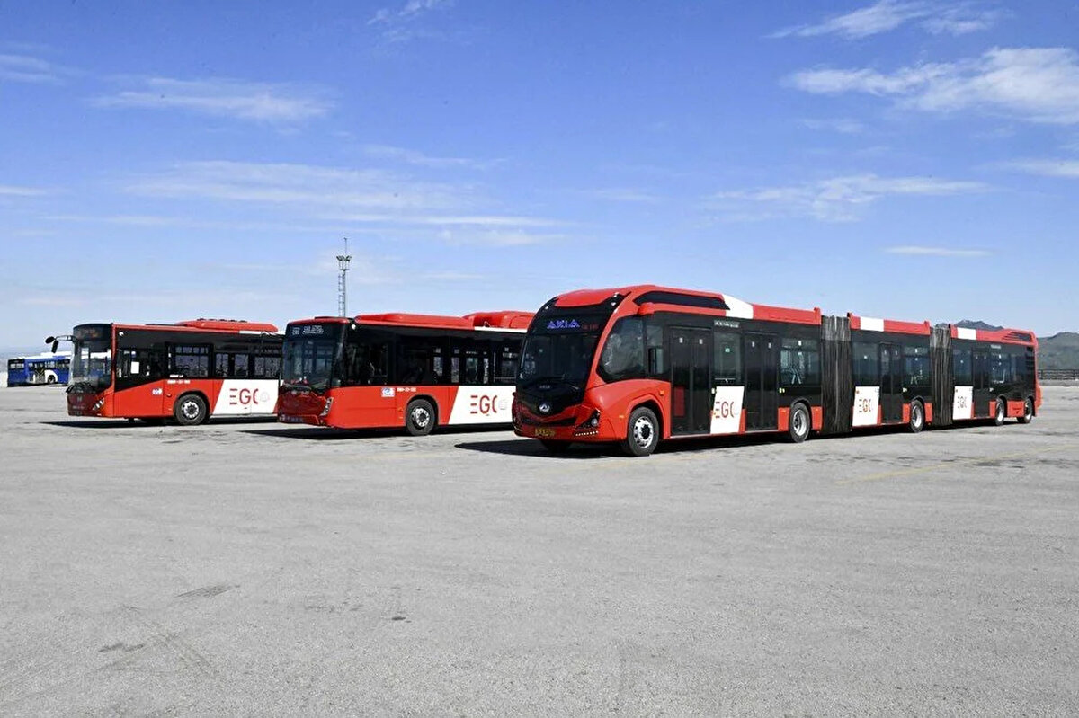 Ankara Büyükşehir Belediyesi'nden (ABB) yapılan açıklamaya göre, yeni metrobüsler çift körüklü, 25 metre uzunluğunda, en az 270 yolcu kapasiteli, 29 oturma yeri ve 2 tekerlekli sandalye bölmesine sahip olacak.