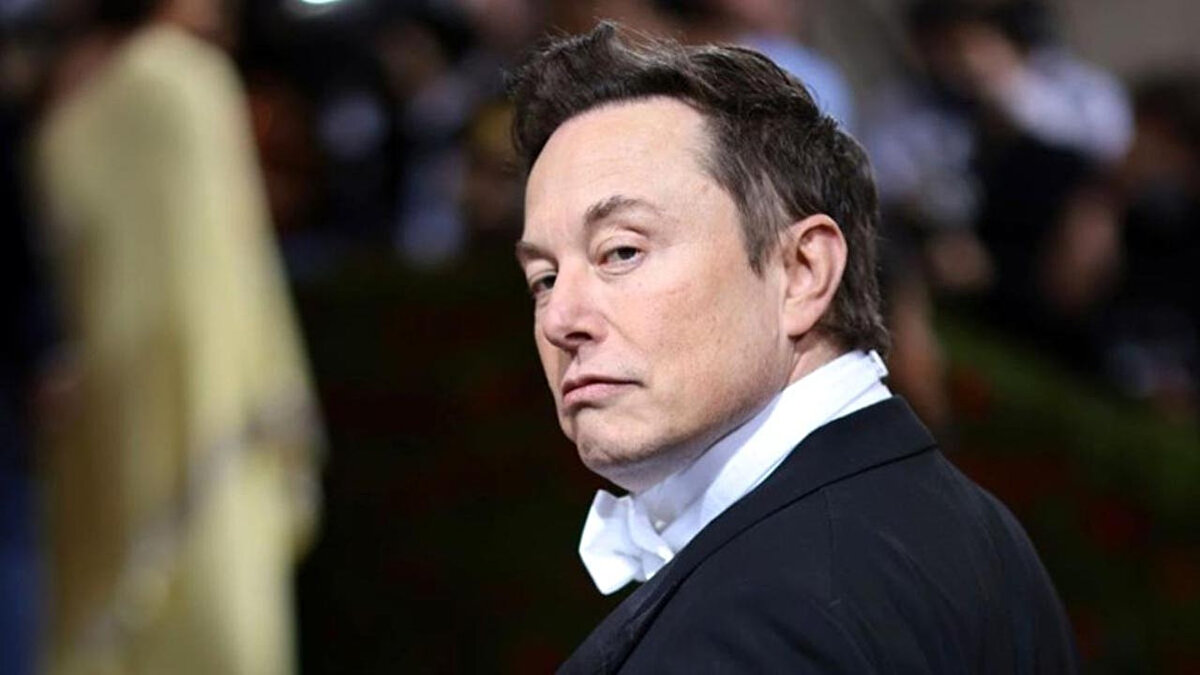 Evin salonunda gürültüler duyduğunu anlatan baba Musk, salona gittiğinde burada yedi ya da sekiz erkek olduğunu gördüğünü söyledi. Badanaya baktıkları için ışıkların açık olduğunu belirten Errol Musk, üzerinde ceket ve kravat olan ve “diğerlerinden daha akıllı görünen” bir erkeğin, kendisinin “Size yardımcı olabilir miyim?” diye sormasından bir süre sonra kendisine ateş açtığını kaydetti. <br>