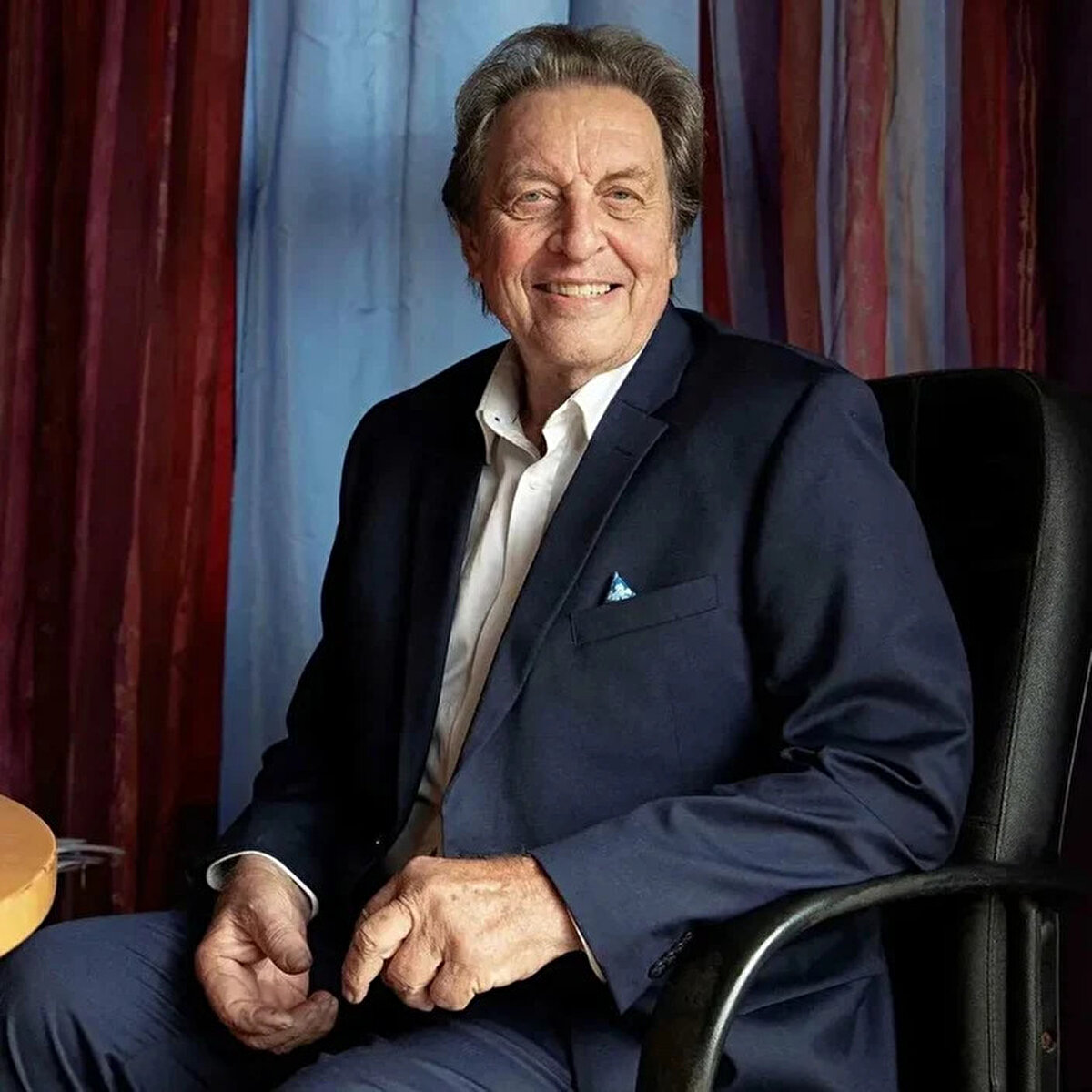 2 KEZ ATEŞ EDİP 3 ERKEĞİ ÖLDÜRMÜŞ<br><br>O dönemde 20 yıldır karate yaptığını, dolayısıyla hızlı reaksiyon gösterebildiğini söyleyen Errol Musk, kurşunun hemen yanından geçerek yanındaki cam kapıya isabet ettiğini ve kapının tuzla buz olduğunu anlattı. Buna göre, ardından silahını almaya giden baba Musk, kravatlı erkeği saf dışı bıraktığını, ardından diğer erkeklerin de ateşe ettiğini söyledi.<br>