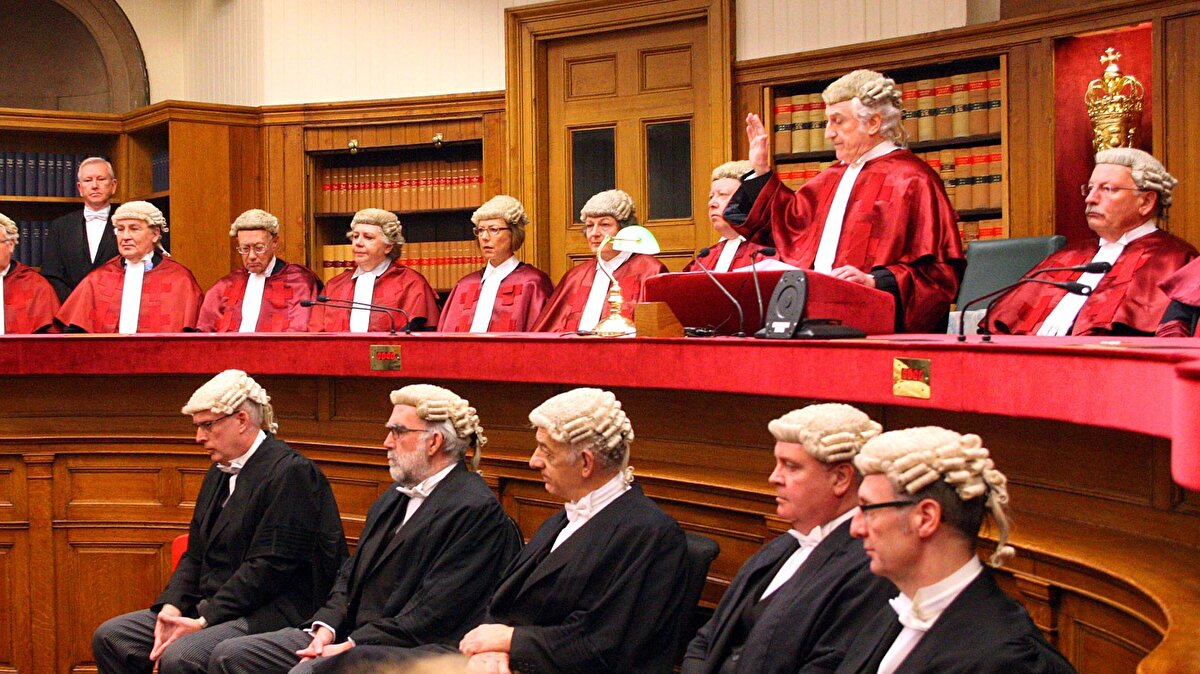 MÜŞTERİLER ZARAR ETTİ<br><br>Ancak Bay Merricks, perakendecilerin bu ücretleri daha yüksek fiyatlar şeklinde yansıtması nedeniyle müşterilerin zarar ettiğini iddia etti.