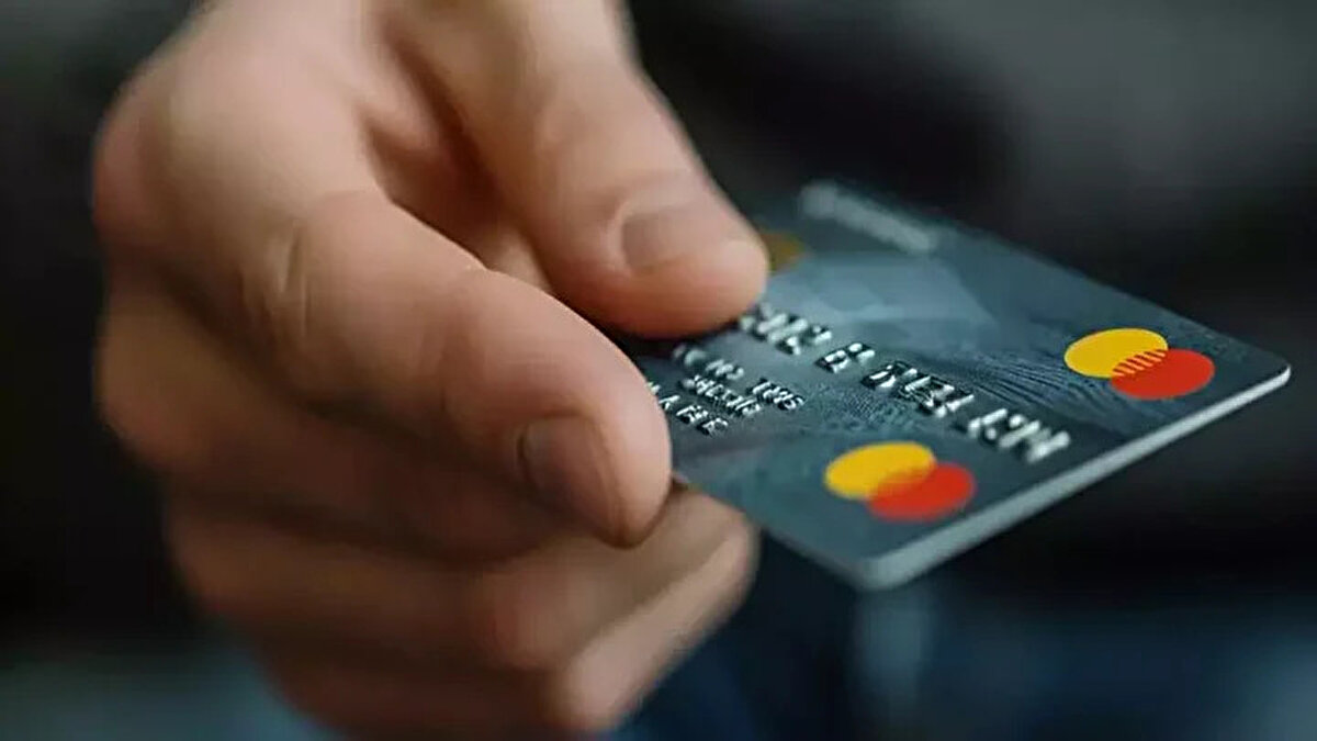 Yeni sistemle birlikte, kullanıcıların bireysel güvenlik önlemlerini artırması da büyük önem taşıyor. BDDK, kullanıcıların güçlü ve tahmin edilmesi zor şifreler kullanmasını, SMS ile gelen onay kodlarını dikkatle kontrol etmesini ve kendilerine ait olmayan işlemleri kesinlikle onaylamamasını öneriyor.