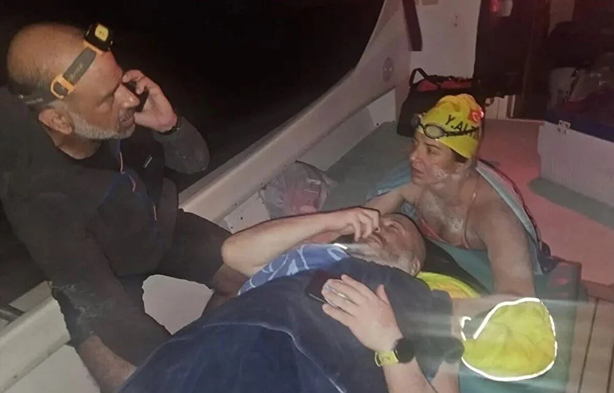 BEL BÖLGESİNDEN ISIRDI<br>Türk sporcuların antrenör ekibinin verdiği bilgiye göre, yüzme parkurunun 21. kilometresinde verilen beslenme molası esnasında önce Yasemin Altıntaş bir ahtapotun saldırısına uğradı, saniyeler sonrasında ise bir köpek balığı maraton yüzücülerine saldırdı. Köpek balığı, erkek yüzücü Öz'ü bel bölgesinden ısırırken, Altıntaş bu saldırıdan yara almadan kurtuldu.