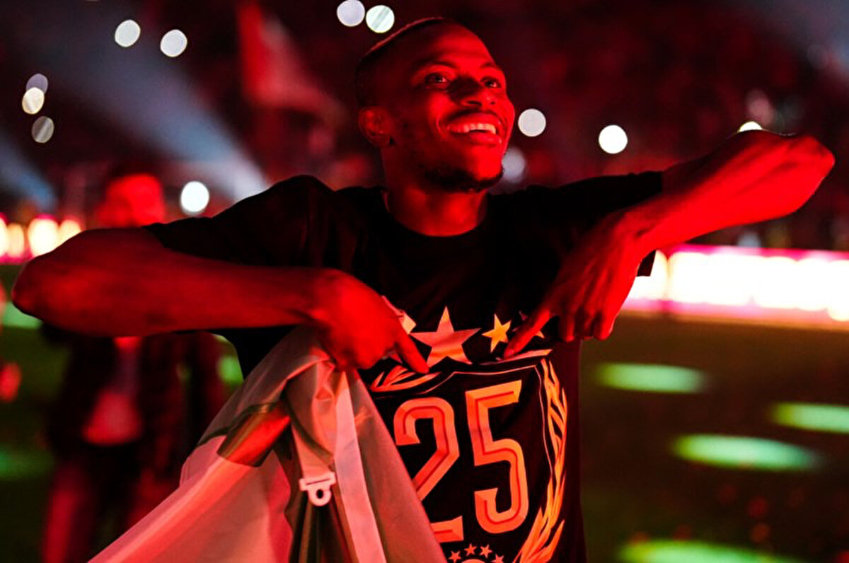 Tüm teklifleri gördükten sonra geleceğiyle ilgili son kararı verecek olan Osimhen için Galatasaray taraftarları da kampanyalar başlatmış durumda.<br>