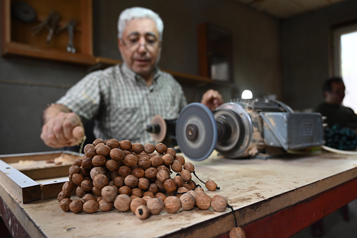 Üstünel, günde 5 tespih yaptığını ifade ederek, "İnsanların andız tespihine ilgisi gayet güzel. Doğal malzemeden yapıldığı için yoğun talep görüyor." dedi.