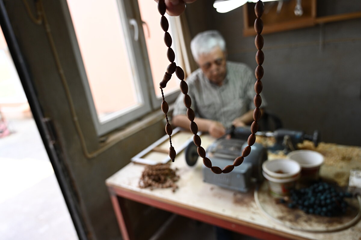 Tespihçiliğe 19 yaşında çırak olarak başlayan Üstünel, Türk Patent ve Marka Kurumunca nisan ayında coğrafi işaret belgesiyle tescillenen "Kadirli andız tespihi" üretimi için andız ağaçlarının yetiştiği yüksek rakımdaki ormanların yolunu tutuyor.